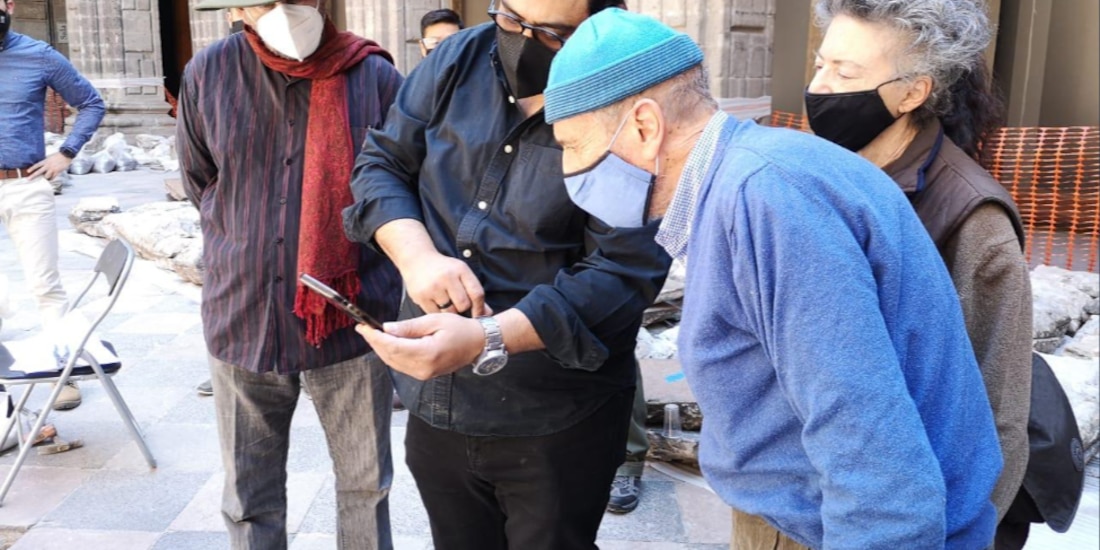 El escultor ( primero a la der.) en una de sus últimas visitas a San Ildefonso, donde concebía dos obras.