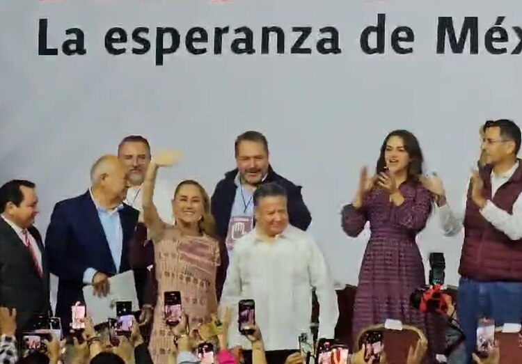 Claudia Sheinbaum llega al Salon Mexica del WTC.