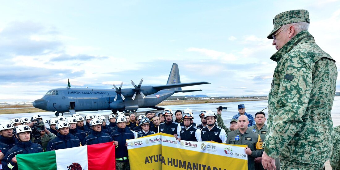 Ricardo Trevilla, titular de Sedena, despide a brigadistas que representan la solidaridad de México en desastres internacionales.