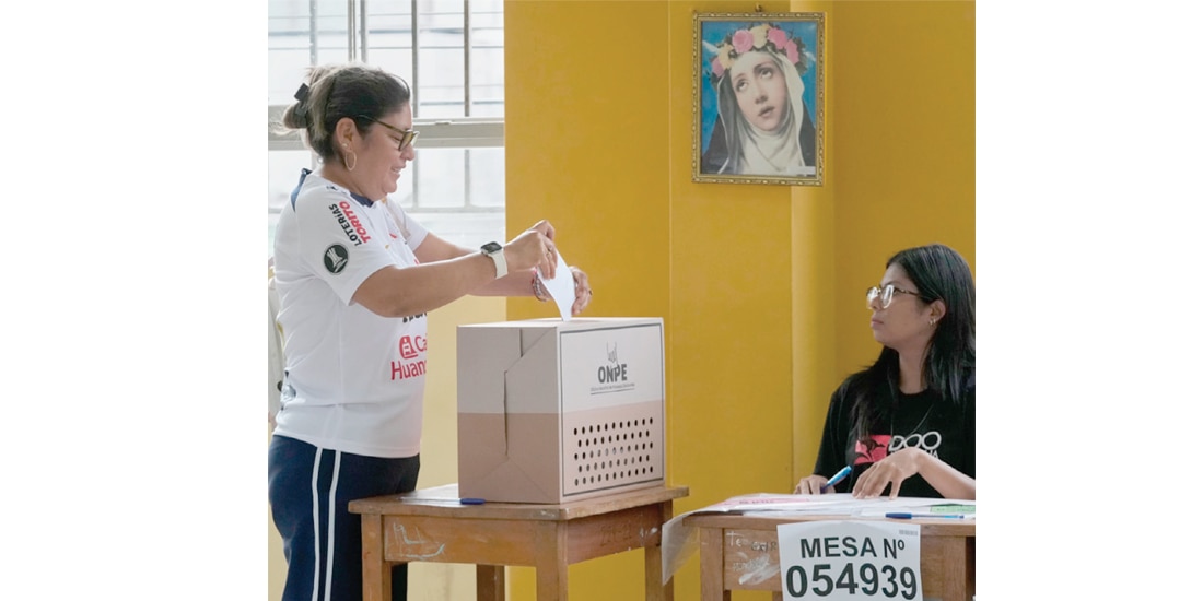 UNA MUJER vota durante las elecciones generales en Lima, Perú, el 13 de abril.