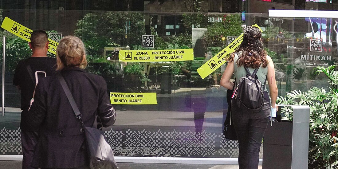 Un grupo de personas frente a al centro comercial Mítikah, ayer.