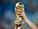 El trofeo de la Copa FIFA, por el que 32 selecciones lucharán en Qatar 2022.