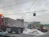 Camión cargado con bultos de cal vuelca en la autopista México-Pachuca y provoca tránsito lento; hay una persona herida.
