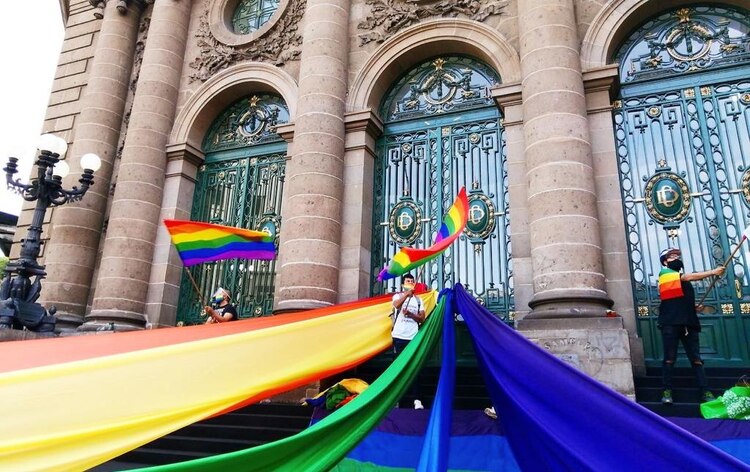 Integrantes de la comunidad LGBTTTI y activistas desplegaron banderas con los colores del arcoíris en el Congreso capitalino en respaldo a la iniciativa, misma que consideran es un paso para acabar con la homofobia y el machismo.