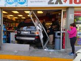 La camioneta quedó incrustada por completo en la tienda