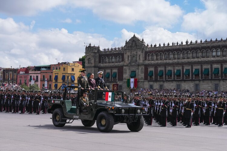 Desfile cívico militar por el 215 aniversario del inicio de la Independencia de México.