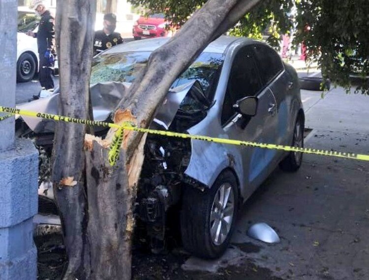 Otras tres personas resultaron heridas; fueron trasladadas a un hospital