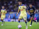 Leo Suárez conduce el balón durante un partido del América en la Liga MX.