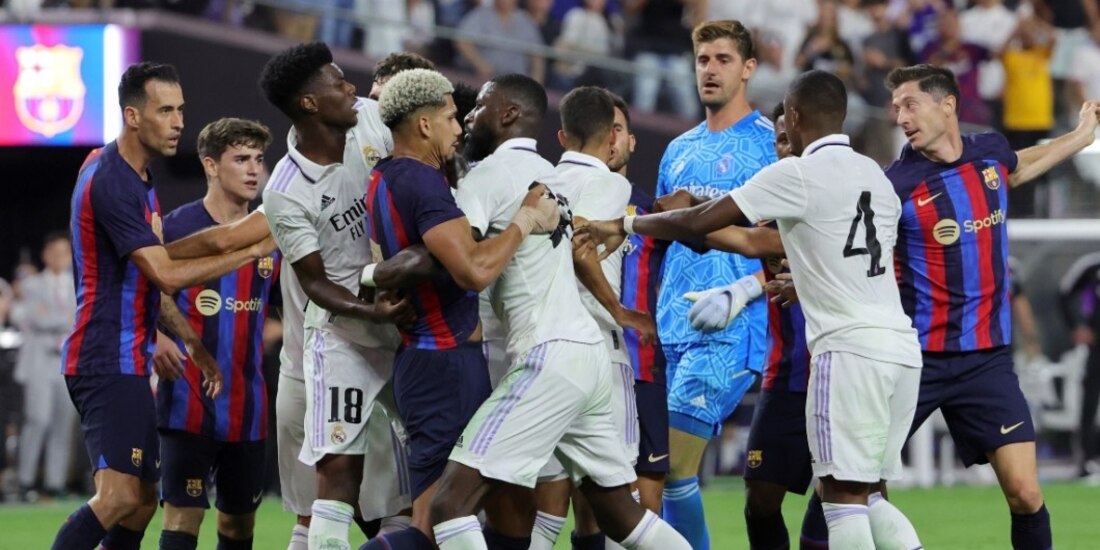 Futbolitas culés y merengues se enfrascan en una pelea en su último partido.