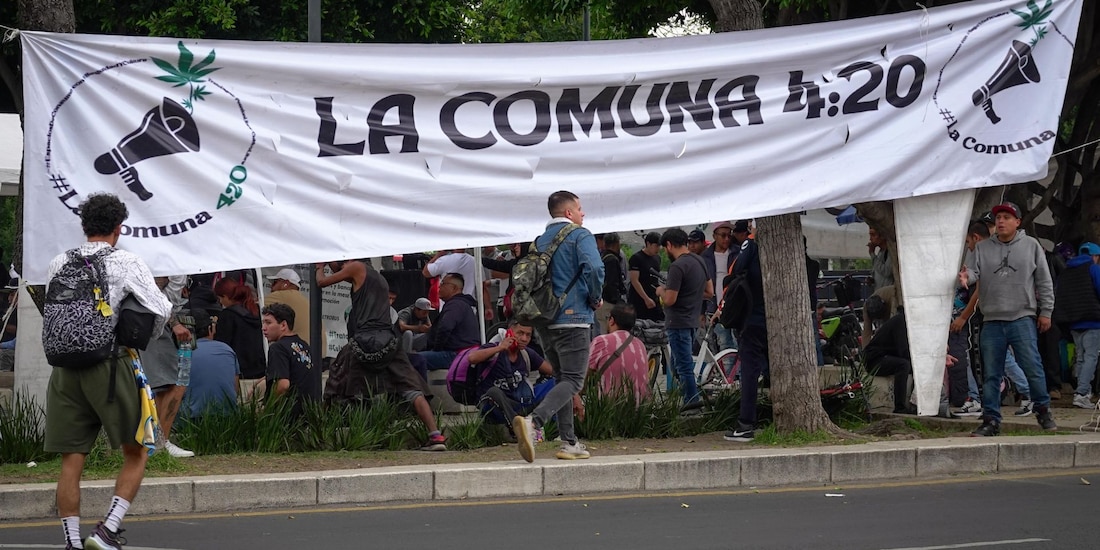 Aspecto de una concentración en las llamadas "zonas libres" para consumo de cannabis en CDMX.