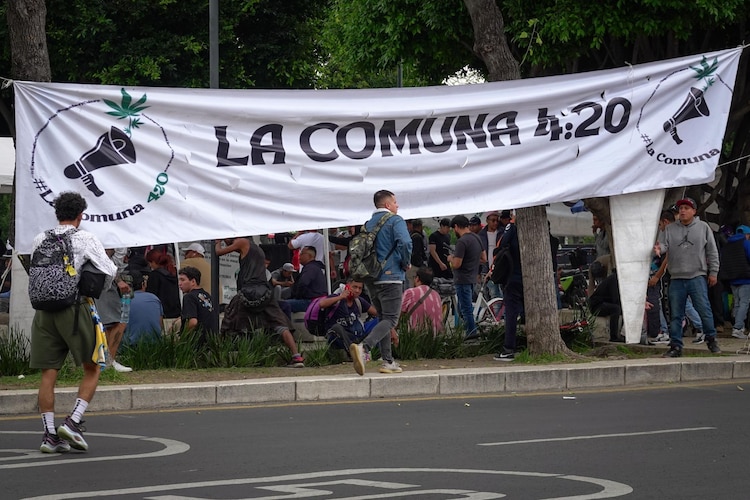 Aspecto de una concentración en las llamadas "zonas libres" para consumo de cannabis en CDMX.