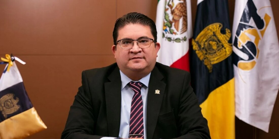 Aceptó su responsabilidad y recibió una sentencia de cuatro años de prisión con reparación del daño. Colectivos feministas exigen su destitución y critican la decisión judicial.