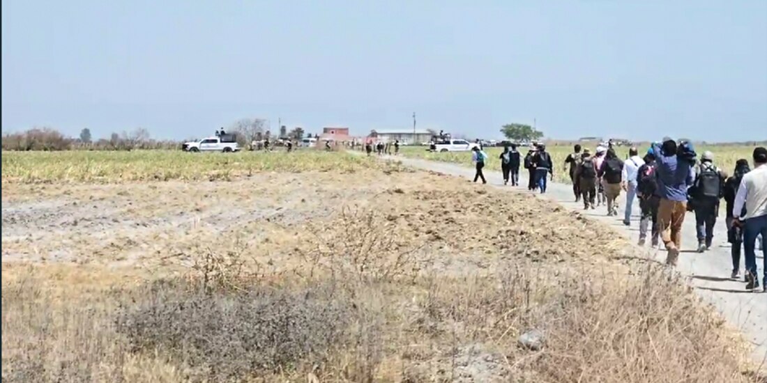 Ingreso de medios y colectivos al rancho Izaguirre, en Jalisco, el pasado jueves.