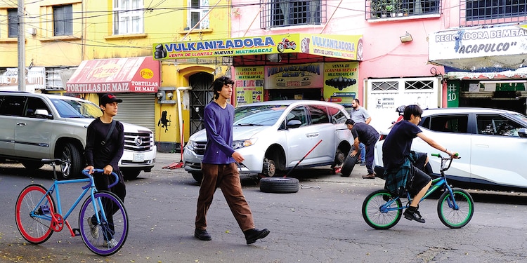 Chicos caminan por una calle de la colonia Roma Norte, ayer durante la tarde.