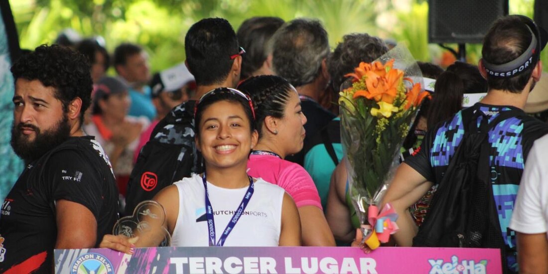 Paola Zárate León, doble medallista en los Juegos Nacionales CONADE 2022, agradece el apoyo de Hutchison Ports ICAVE.