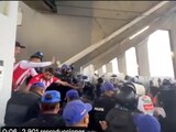 Momento en el que policías desalojan a aficionados del Necaxa del Estadio Azteca, durante el duelo ante Cruz Azul en el repechaje de la Liga MX.