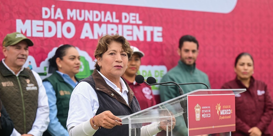 La Gobernadora Delfina Gómez Álvarez encabeza el retiro de escombro y residuos en la Avenida Xochitenco de Chimalhuacán.