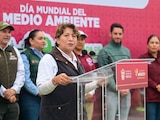 La Gobernadora Delfina Gómez Álvarez encabeza el retiro de escombro y residuos en la Avenida Xochitenco de Chimalhuacán.