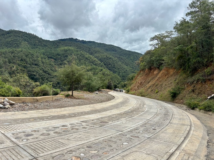 El programa prioriza zonas indígenas para mejorar accesos y servicios básicos.