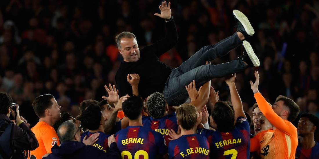 Jugadores del Barcelona cargan a Hansi Flick en los festejos tras conquistar LaLiga a costa del Real Madrid.