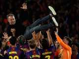 Jugadores del Barcelona cargan a Hansi Flick en los festejos tras conquistar LaLiga a costa del Real Madrid.