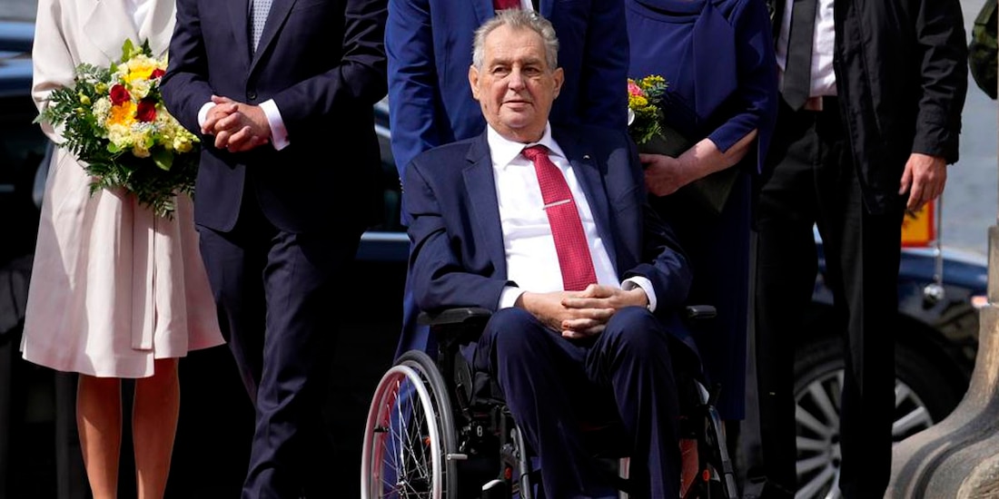 El presidente de República Checa, Milos Zeman, tiene problemas para caminar y está usando silla de ruedas