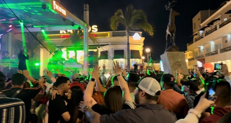 El ambiente festivo del Carnaval llena las calles y playas de Mazatlán con alegría y color.