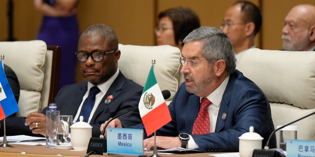 El canciller mexicano Juan Ramón de la Fuente (der.), ayer, en Beijing.
