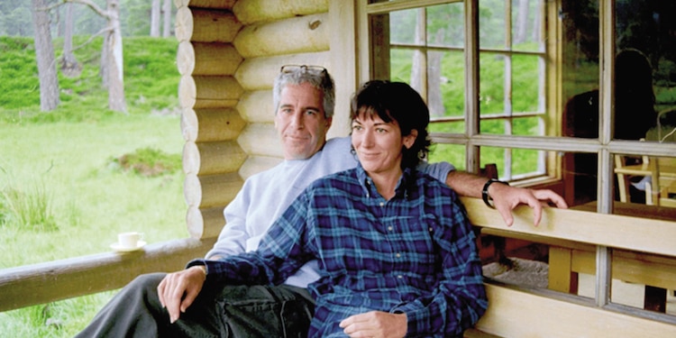 Esta foto sin fecha, publicada por el DOJ, muestra a Epstein y Maxwell.