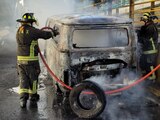 Una camioneta quedó completamente calcinada tras incendiarse sobre Periférico.