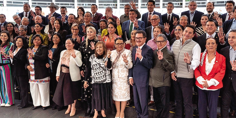 Rosa Icela Rodríguez (c), ayer, en la plenaria de Morena en el Senado.