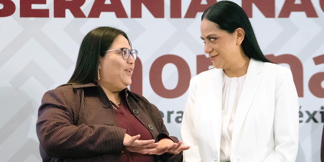 Citlalli Hernández y Ariadna Montiel, ayer, en la designación de representantes.