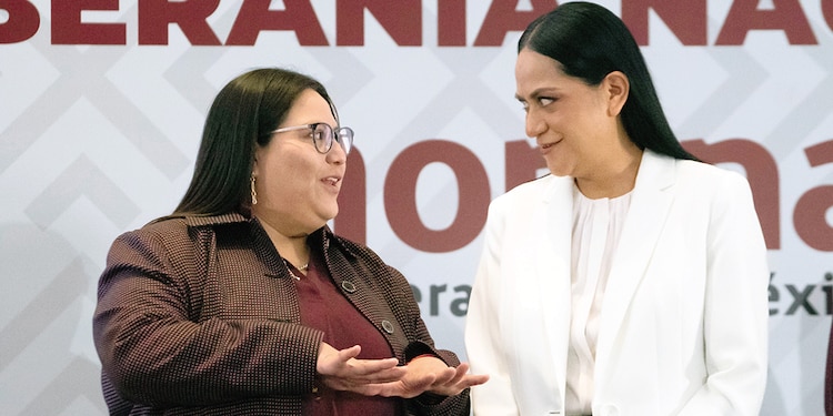 Citlalli Hernández y Ariadna Montiel, ayer, en la designación de representantes.