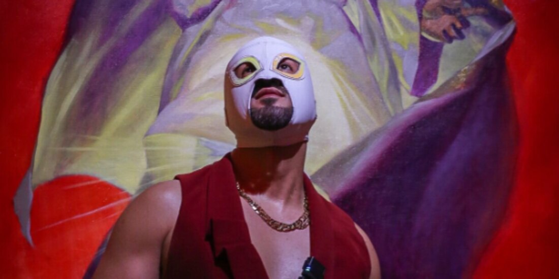 Cháirez, delante de una de sus obras.