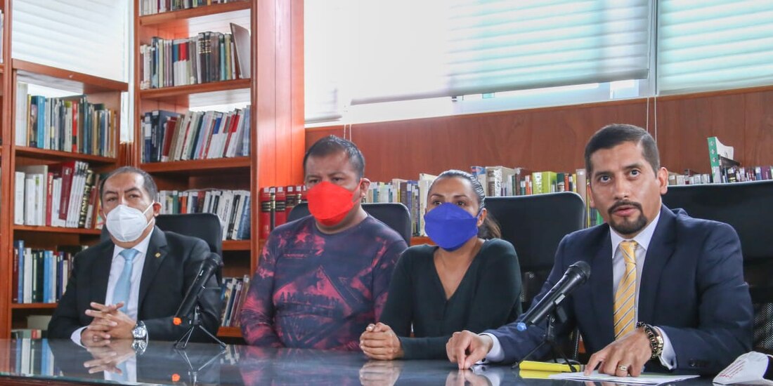 María Guadalupe y si esposo Raúl Reyes, padres del menor abusado presuntamente por Saúl Huerta, a la derecha el Doctor Teófilo Benítez abogado de la familia.