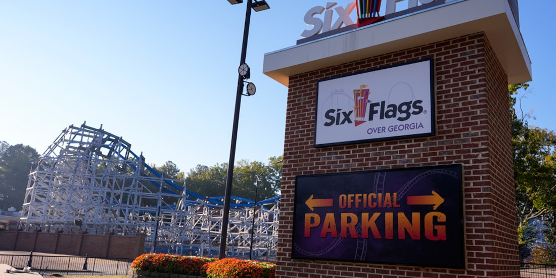 Entrada de Six Flags en Georgia; al fondo, una montaña rusa.