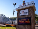 Entrada de Six Flags en Georgia; al fondo, una montaña rusa.
