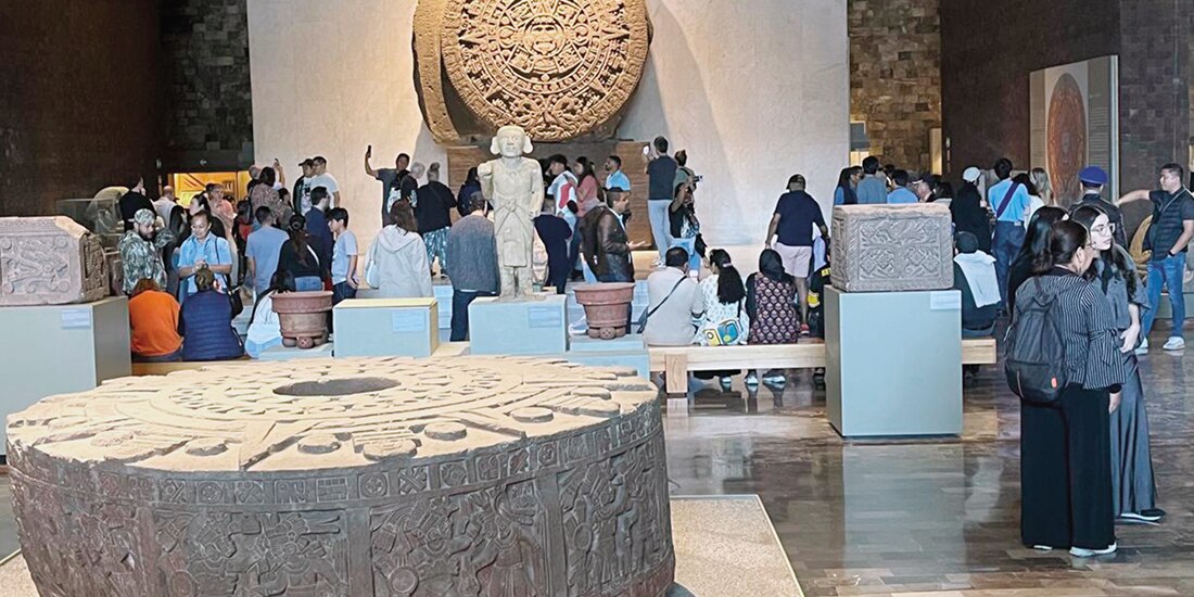 Ante seguridad rebasada, visitantes tocan piezas del Museo de Antropología