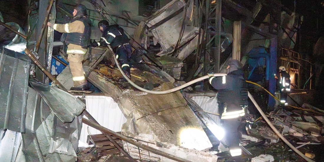 BOMBEROS extinguen un incendio tras un ataque ruso en Odesa, ayer.