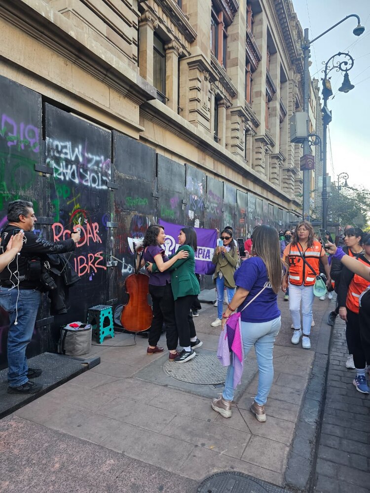 Estudiantes y activistas protestan ayer en contra de la violencia de género.