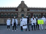 Los médicos se manifestaron frente a Palacio Nacional.