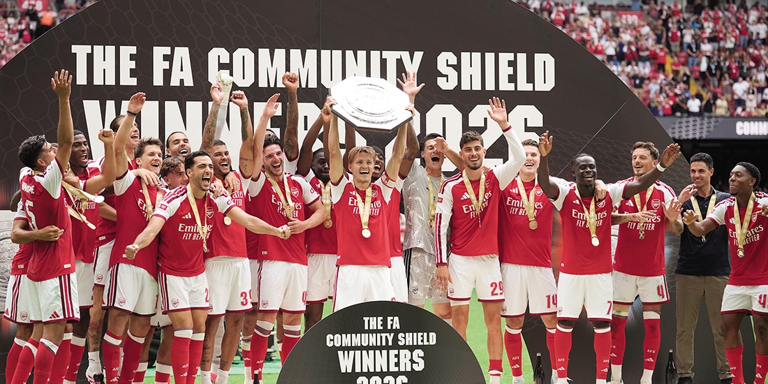 Los campeones celebran el título, ayer, en el Millenium de Gales.