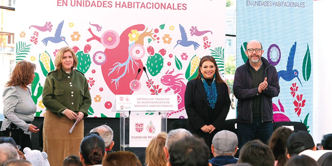 Clara Brugada (c.), Jefa de Gobierno de la CDMX, en la Unidad Habitacional 8 de Agosto, ayer.