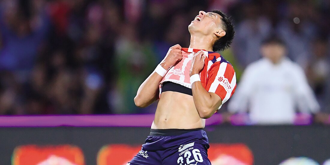 Sandoval se lamenta de una falla en el duelo de Chivas el pasado 5 de octubre.