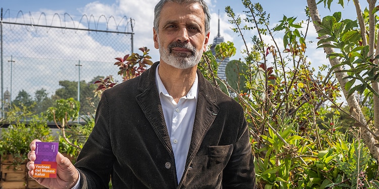 El Director del recinto muestra la tarjeta “Vecinos del Museo Kaluz”.