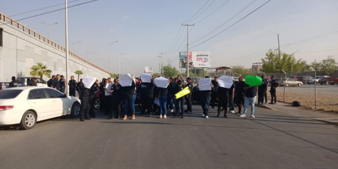 Elementos de la Policía Municipal de Torreón, durante el bloqueo en el bulevar Raúl López Sánchez, como parte de su jornada de protesta, ayer.