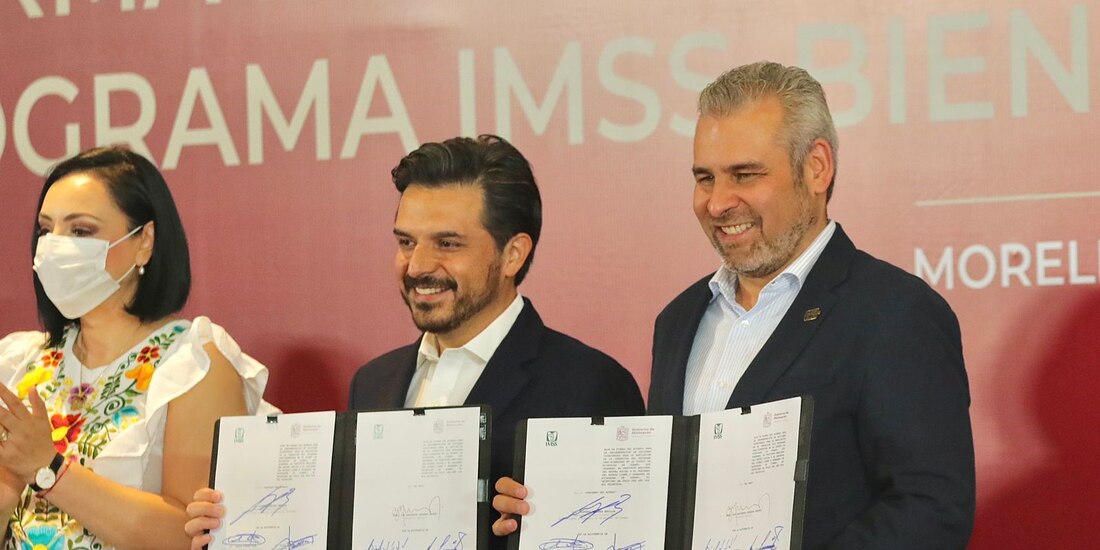 Zoé Robledo (centro) y el gobernador Alfredo Ramírez Bedolla, ayer.