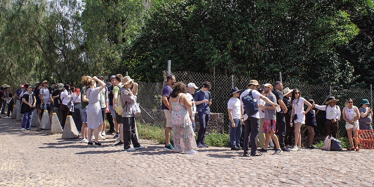 Turistas de distintos países, entre estos Colombia, Alemania, Brasil y Vietnam, se dieron cita desde temprano, pero demoraron en darles el acceso. Después de horas sin saber si podrían ingresar, disfrutaron de su estancia en el sitio Patrimonio de la Humanidad.