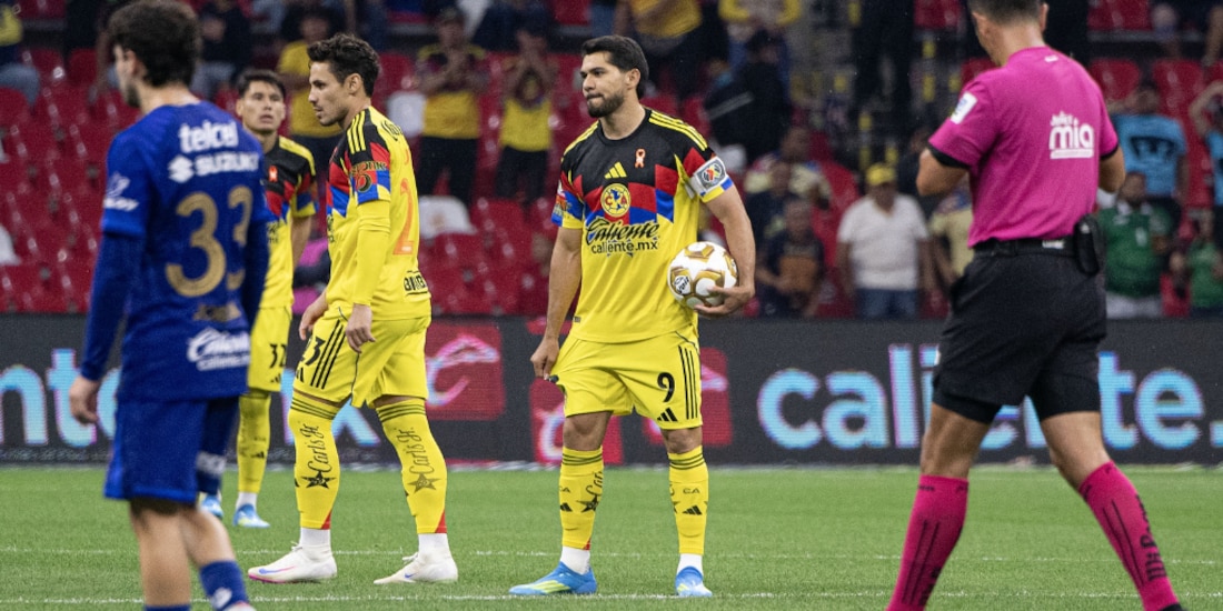 Henry Martín antes de tirar el penal ante los Pumas en el partido de ida.
