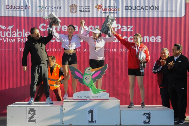 Ganadoras de la rama femenil de la Carrera por la Paz y contra las Adicciones.